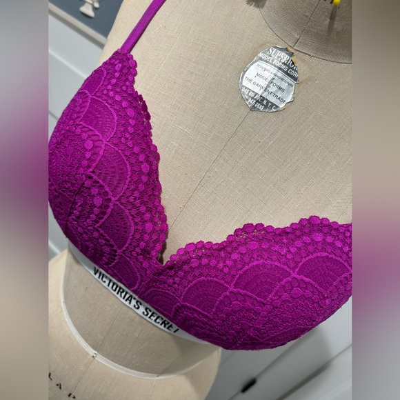 EUC Victoria’s Secret wireless bra, size 36D. - Picture 3 of 12